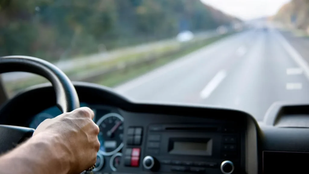 entrada de caminhões em galpão logístico na rodovia